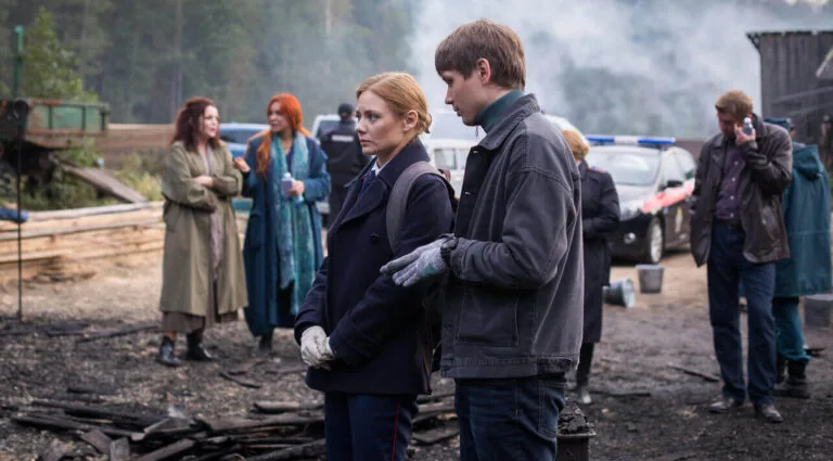 Момент из трейлера сериала Здесь все свои